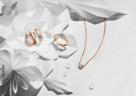 Six '90s Jewelery Styles You Need To Know