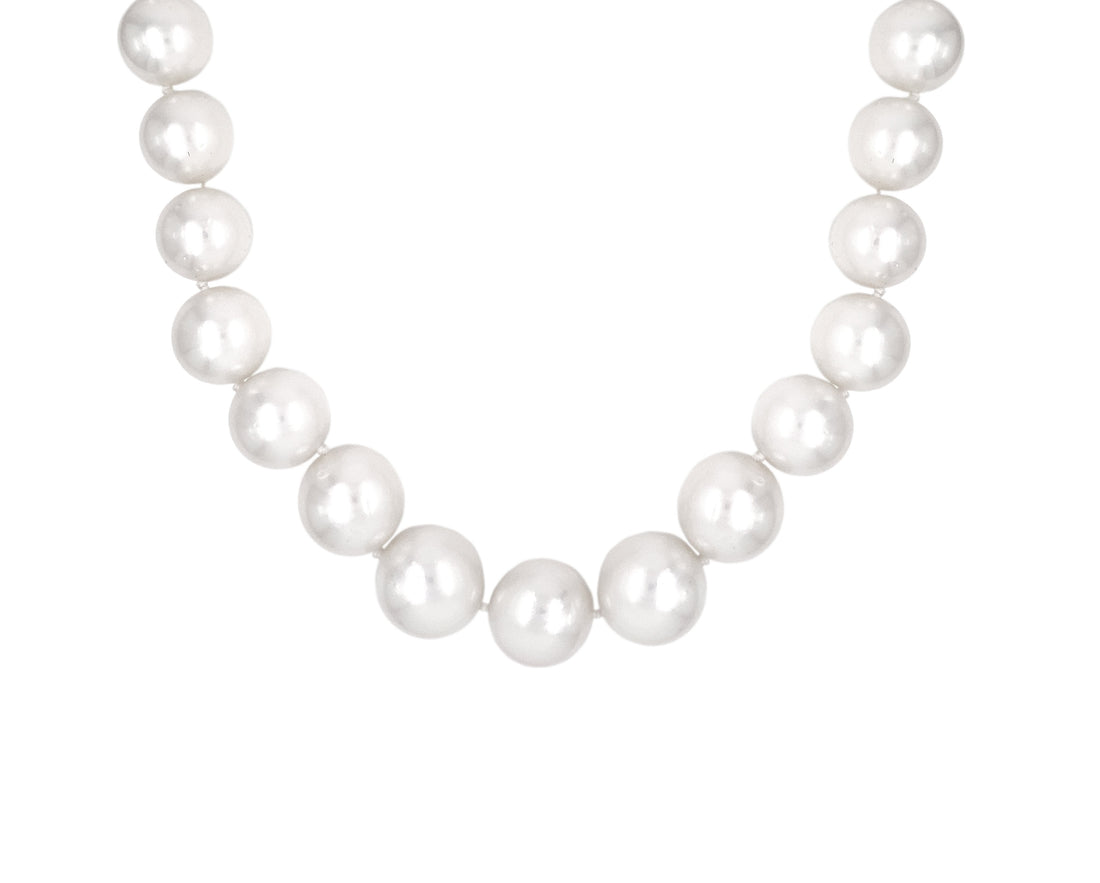 18kt White Gold Diamond And Pearl Necklace