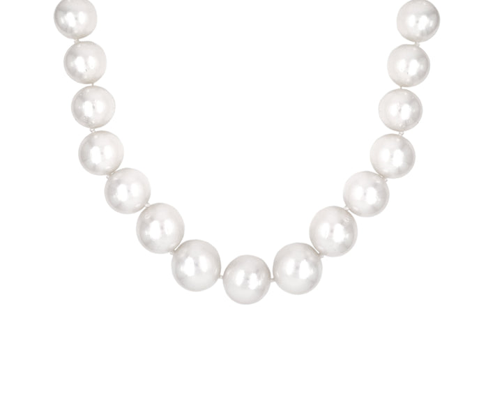 18kt White Gold Diamond And Pearl Necklace