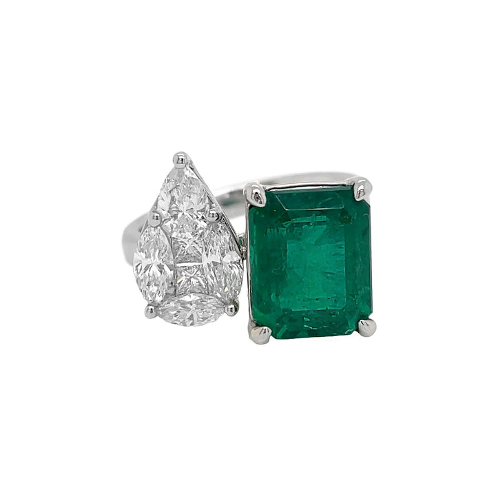 18kt White Gold Diamond and Green Emerald Ring