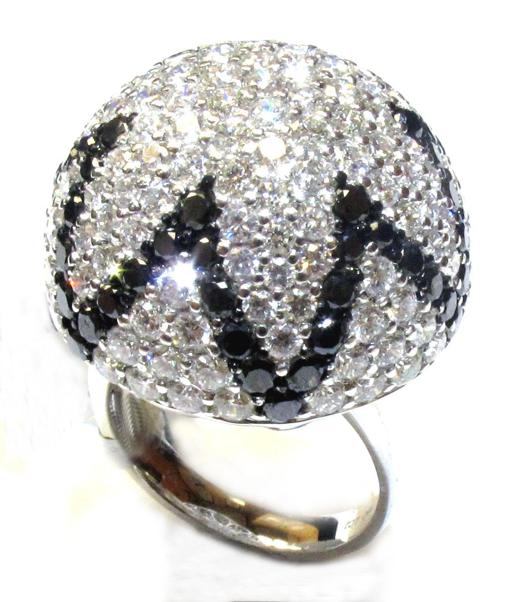 18kt White Gold Black and White Diamond Ring