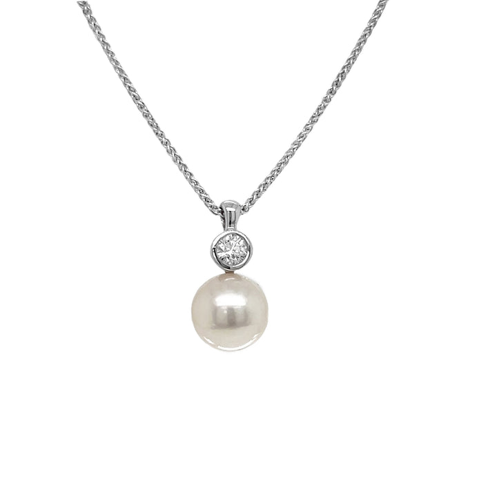 18kt White Gold Diamond And Pearl Pendant