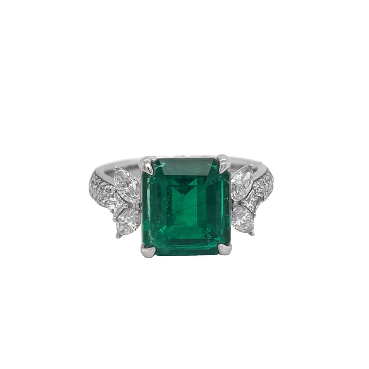 18kt White Gold Diamond and Green Emerald Ring